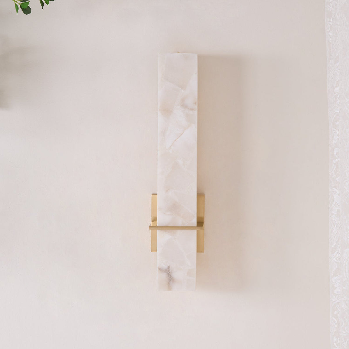 Eiriaya Wandleuchte aus weißem Alabaster und Messing in moderner Quaderform