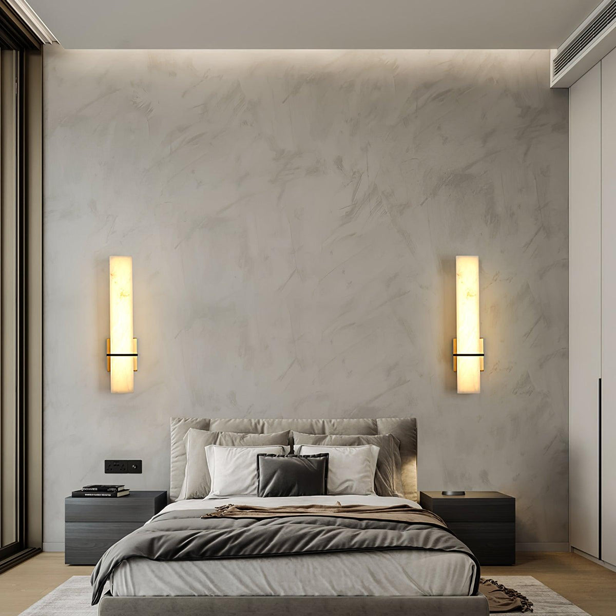 Eiriaya Wandleuchte aus weißem Alabaster und Messing in moderner Quaderform