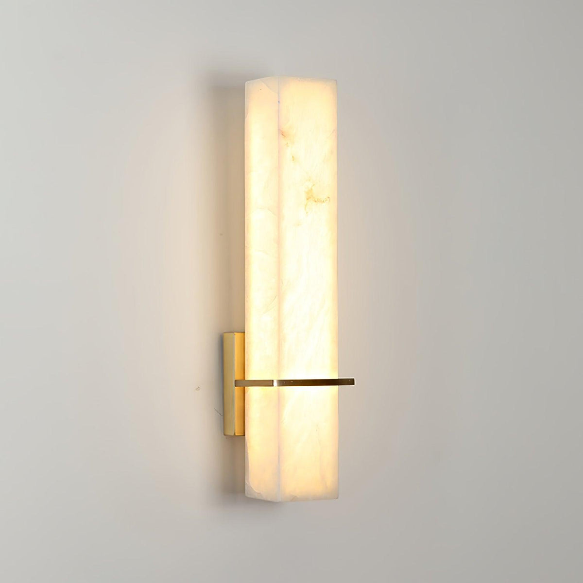Eiriaya Wandleuchte aus weißem Alabaster und Messing in moderner Quaderform