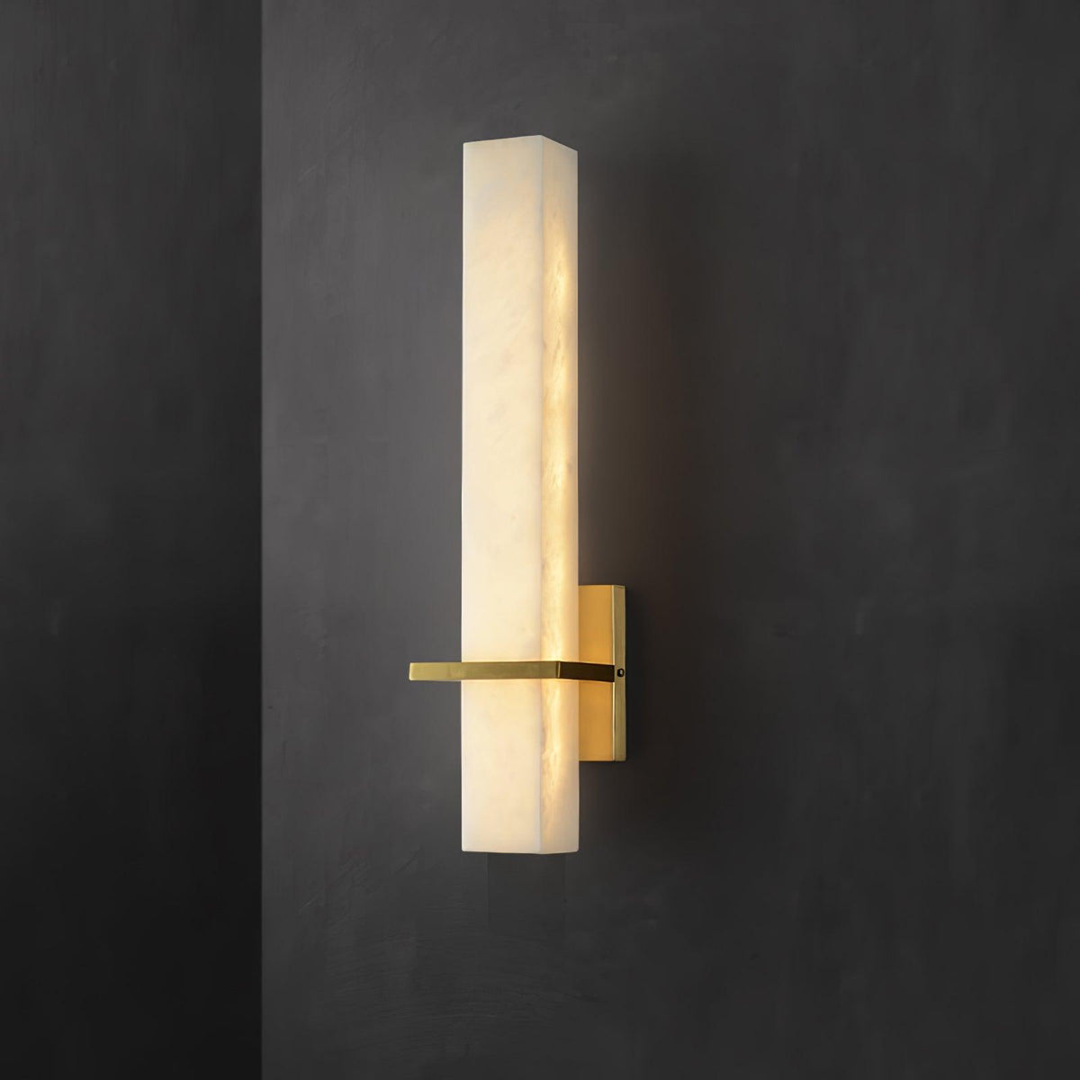 Eiriaya Wandleuchte aus weißem Alabaster und Messing in moderner Quaderform