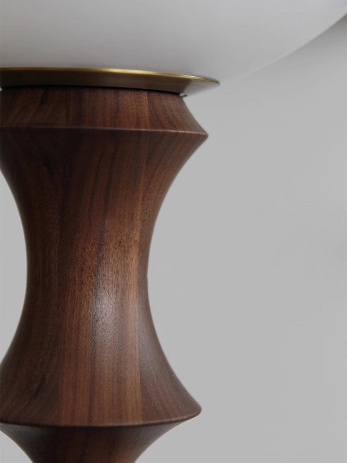 Vilten elegante Stehleuchte aus Holz