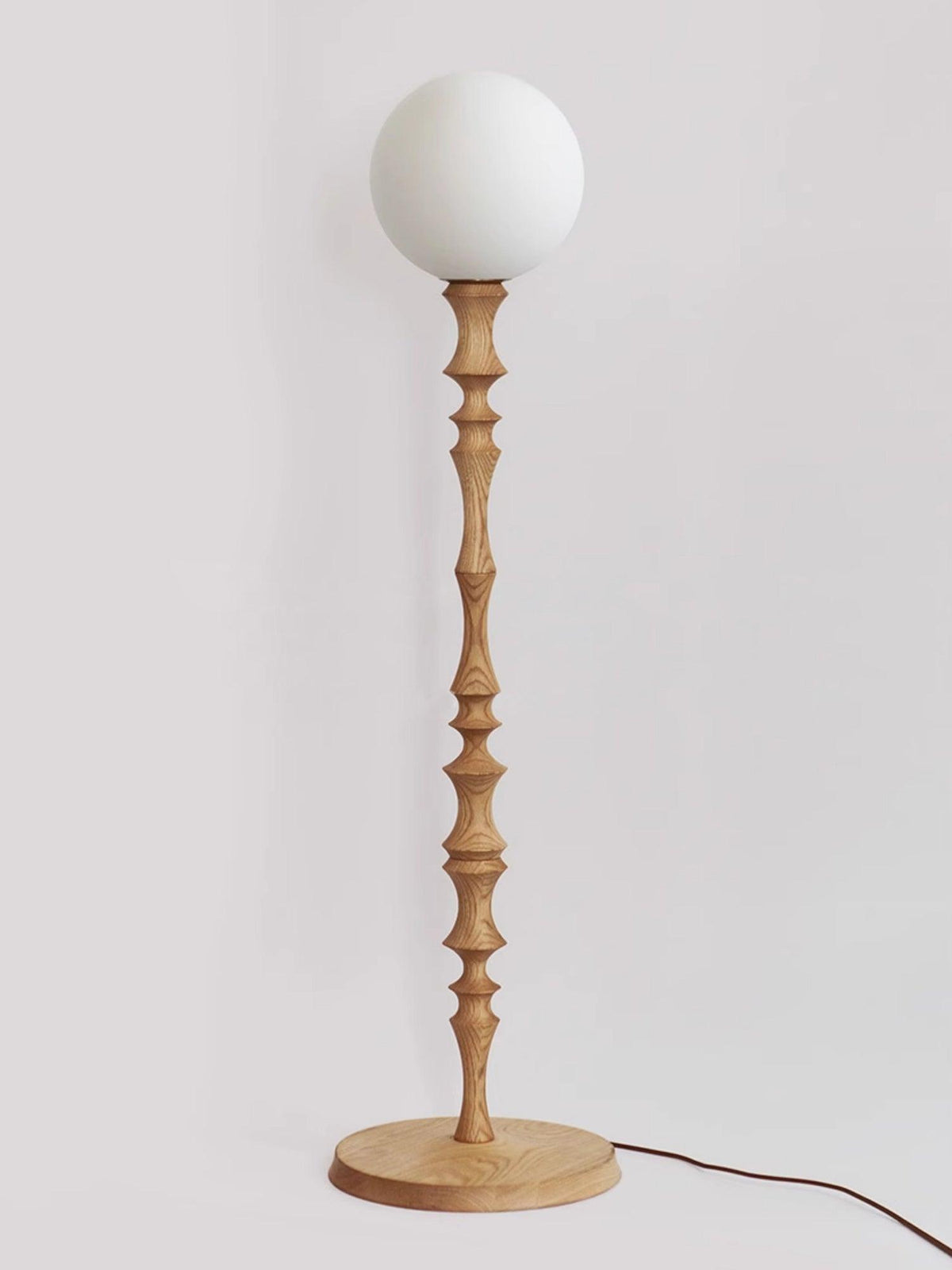 Vilten elegante Stehleuchte aus Holz