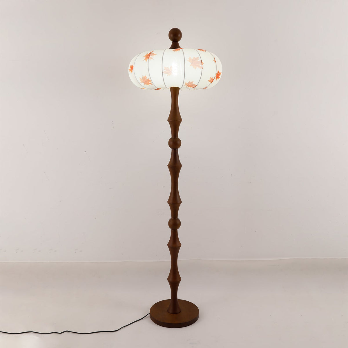 Whispen Stehleuchte aus Holz und Stoff im Vintage-Stil