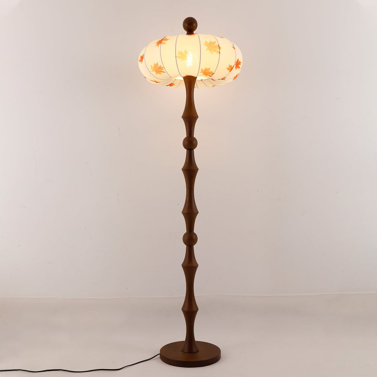 Whispen Stehleuchte aus Holz und Stoff im Vintage-Stil