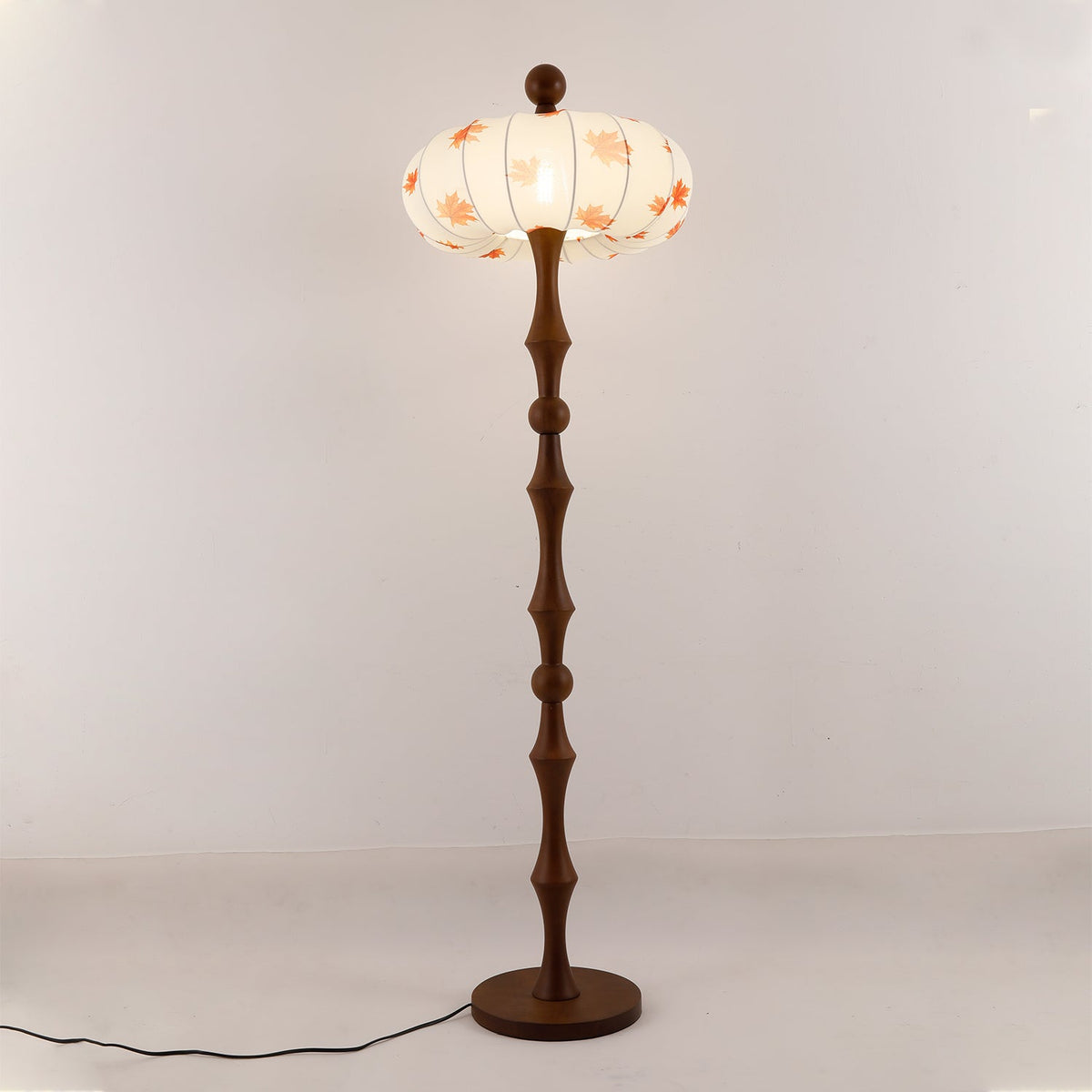 Whispen Stehleuchte aus Holz und Stoff im Vintage-Stil