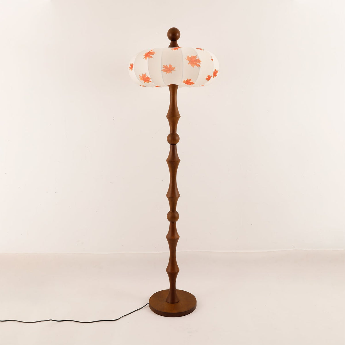 Whispen Stehleuchte aus Holz und Stoff im Vintage-Stil