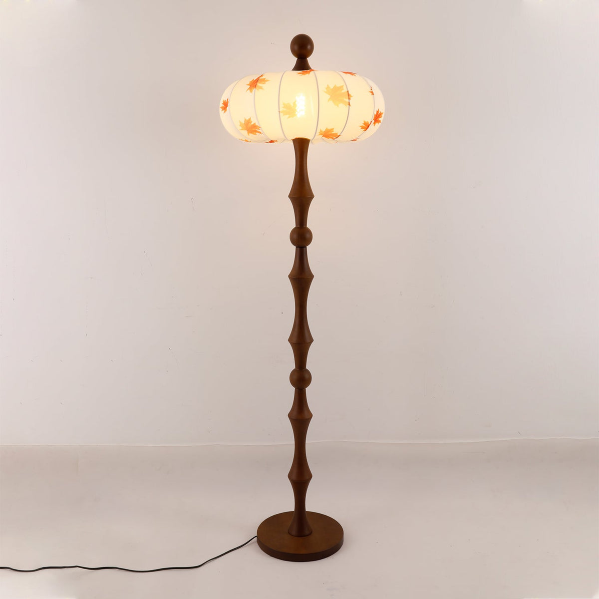 Whispen Stehleuchte aus Holz und Stoff im Vintage-Stil