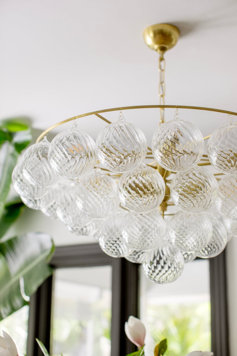 Velineon Kronleuchter aus transparentem Glas in Kugelform, gealtertes Messing, elegant