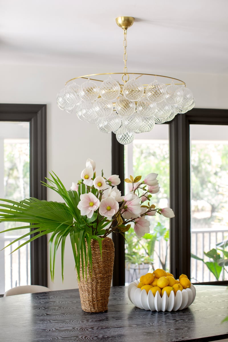 Velineon Kronleuchter aus transparentem Glas in Kugelform, gealtertes Messing, elegant