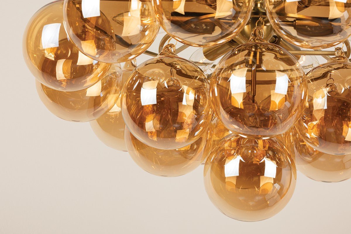 Velineon Kronleuchter aus transparentem Glas in Kugelform, gealtertes Messing, elegant