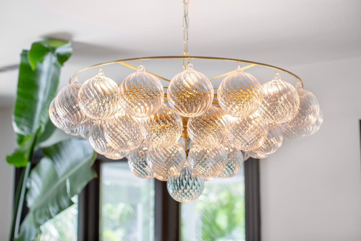 Velineon Kronleuchter aus transparentem Glas in Kugelform, gealtertes Messing, elegant