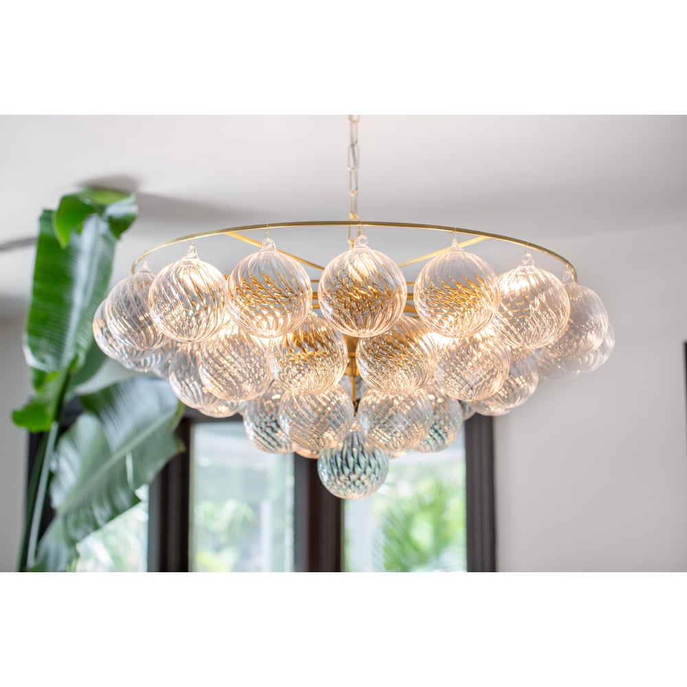Velineon Kronleuchter aus transparentem Glas in Kugelform, gealtertes Messing, elegant