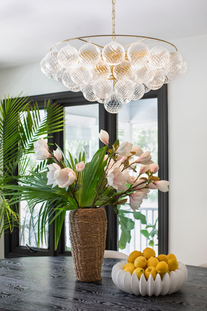 Velineon Kronleuchter aus transparentem Glas in Kugelform, gealtertes Messing, elegant