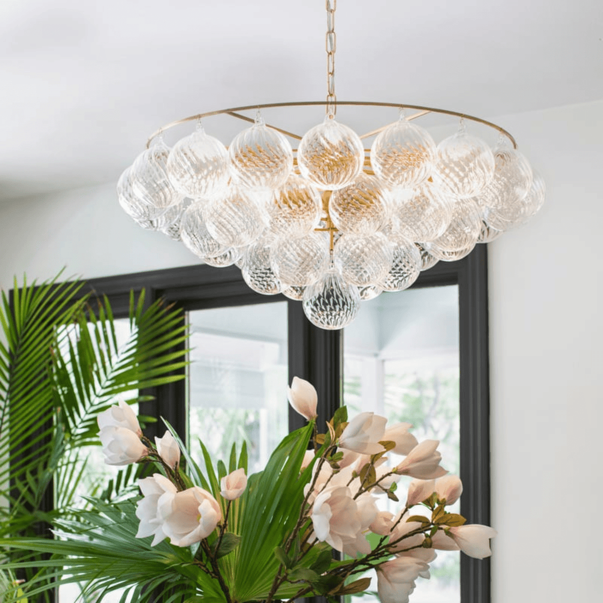 Velineon Kronleuchter aus transparentem Glas in Kugelform, gealtertes Messing, elegant