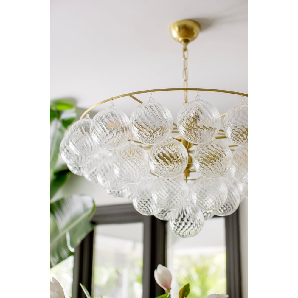 Velineon Kronleuchter aus transparentem Glas in Kugelform, gealtertes Messing, elegant