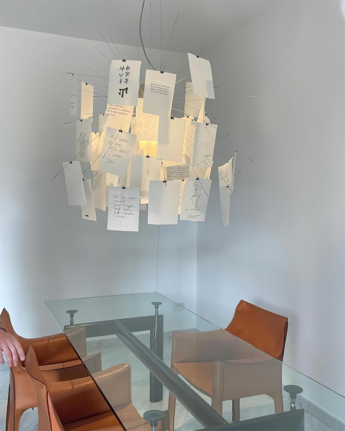 Kronleuchter aus Papier und Metall mit farbigen oder weißen Karten im verspielten modernen Stil