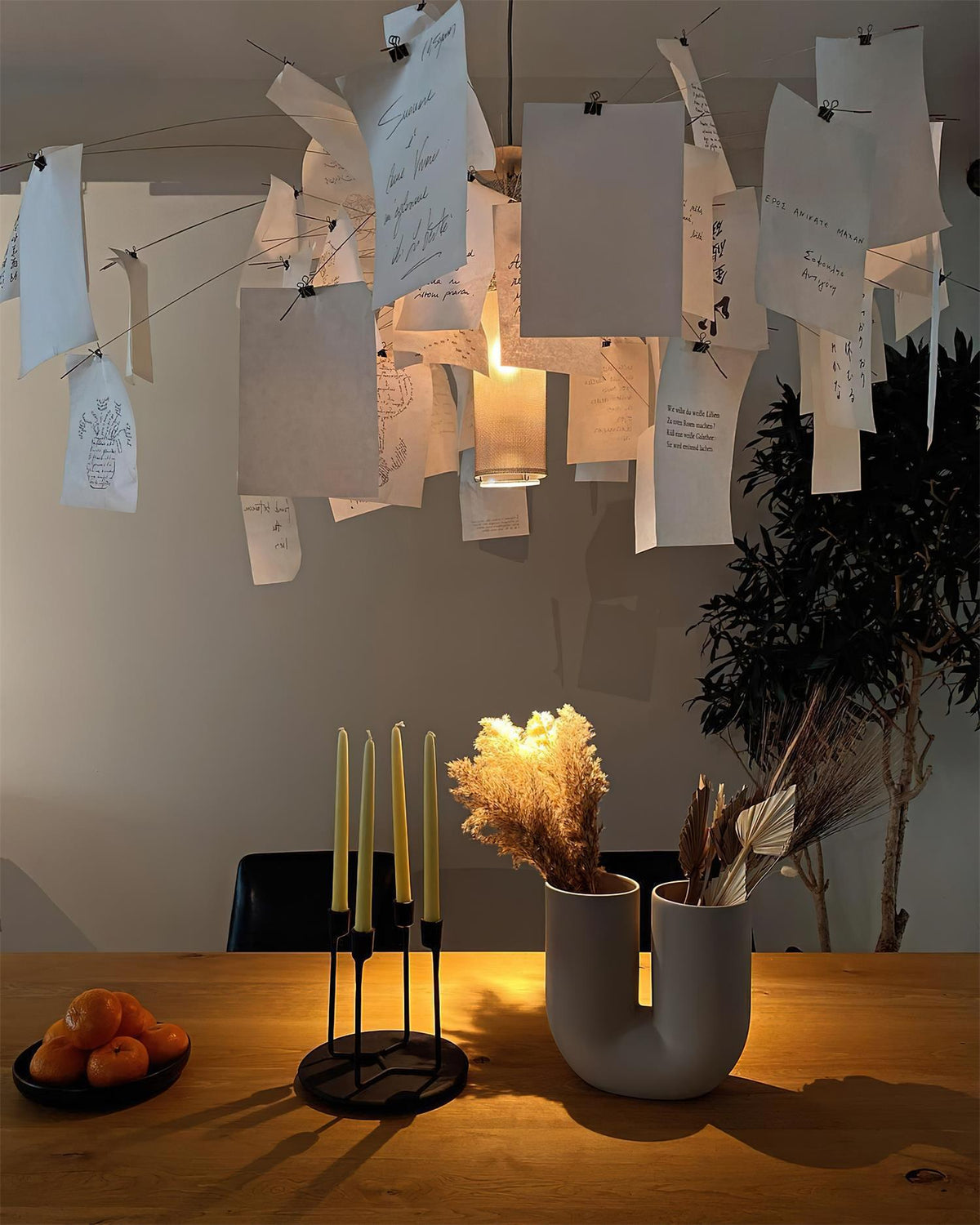 Kronleuchter aus Papier und Metall mit farbigen oder weißen Karten im verspielten modernen Stil