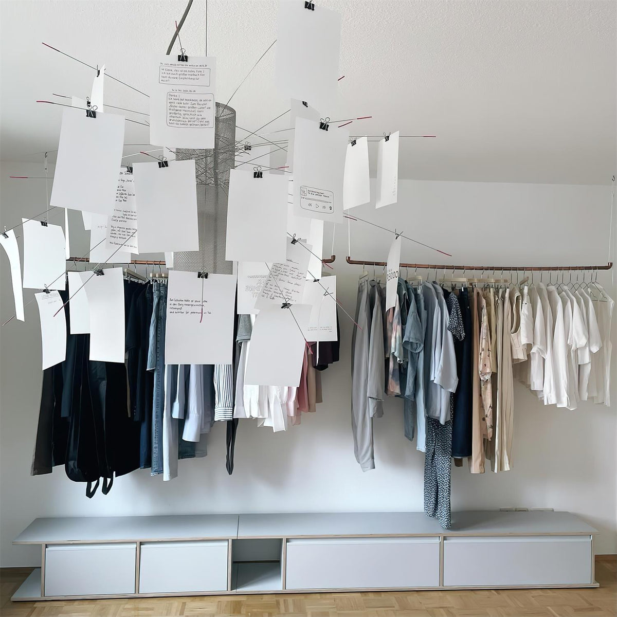Kronleuchter aus Papier und Metall mit farbigen oder weißen Karten im verspielten modernen Stil