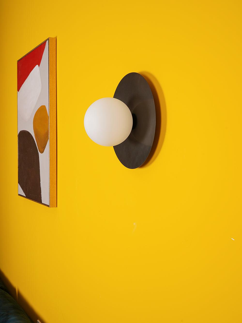 Elem zeitgenössische minimalistische runde Kunst-Wandleuchte aus Messing und Glas
