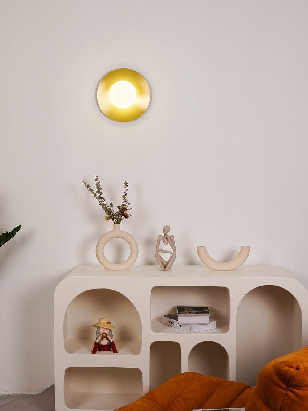 Elem zeitgenössische minimalistische runde Kunst-Wandleuchte aus Messing und Glas