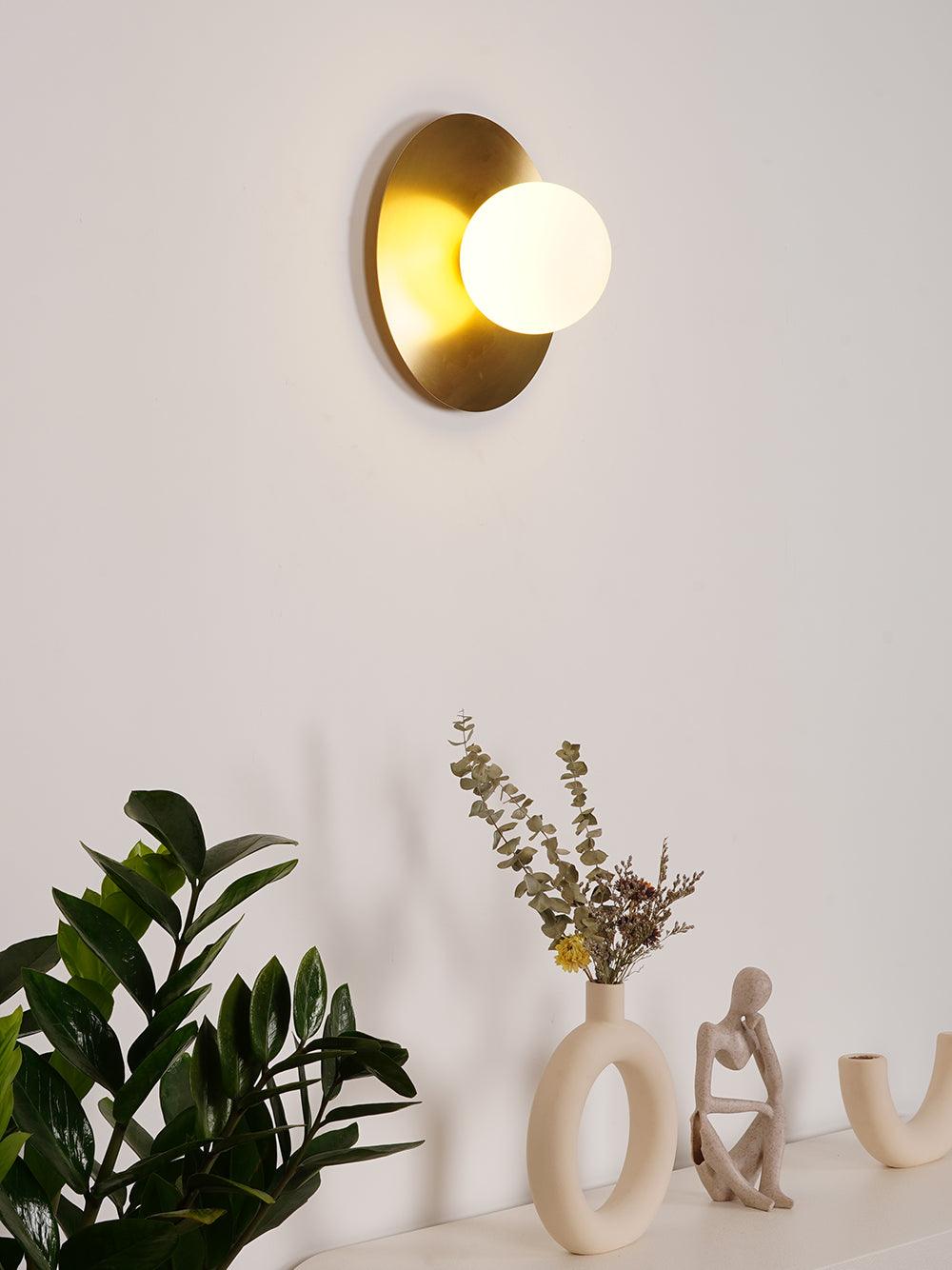 Elem zeitgenössische minimalistische runde Kunst-Wandleuchte aus Messing und Glas