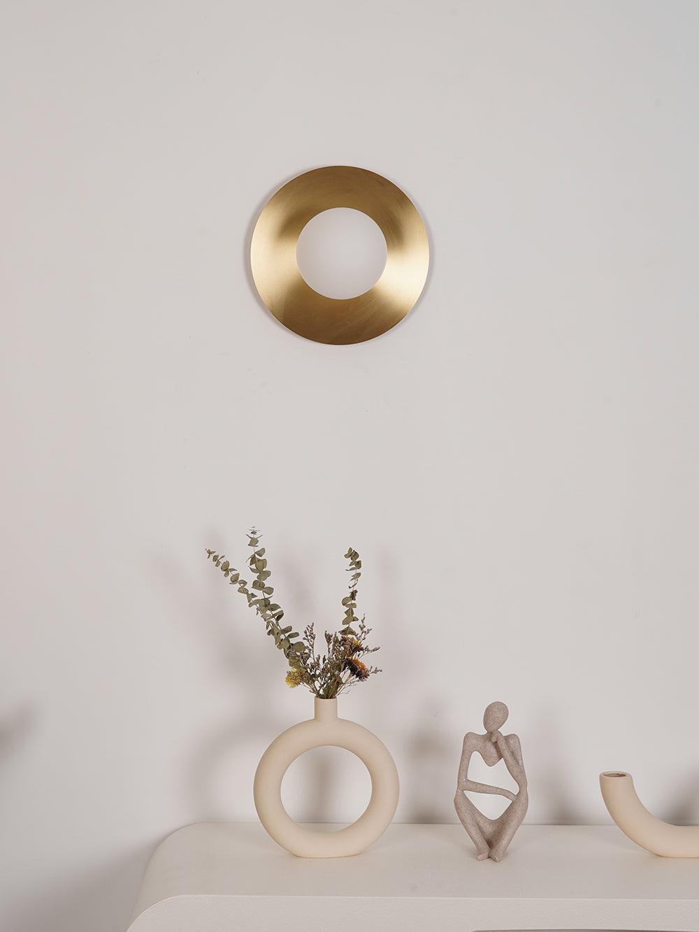 Elem zeitgenössische minimalistische runde Kunst-Wandleuchte aus Messing und Glas