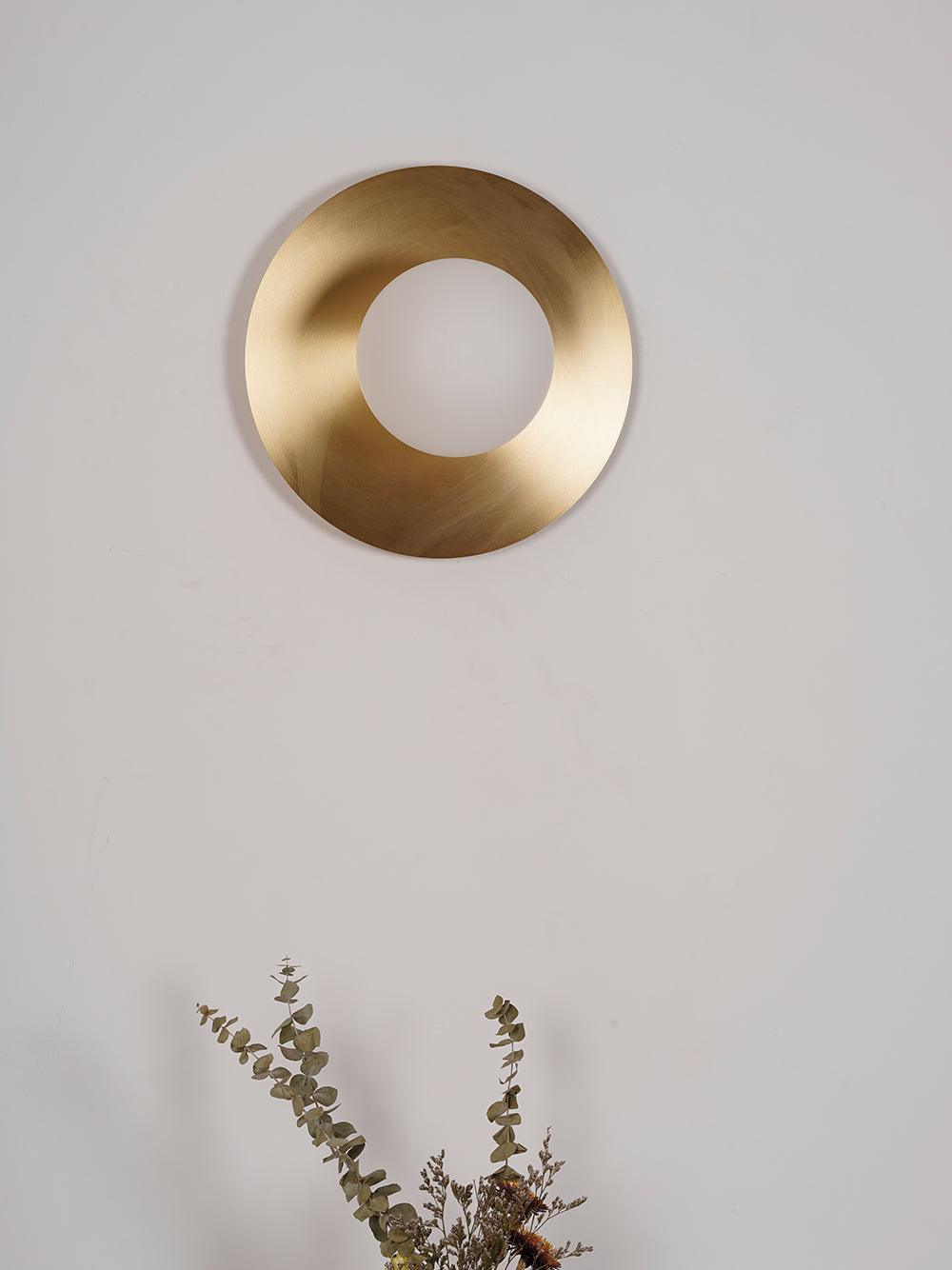 Elem zeitgenössische minimalistische runde Kunst-Wandleuchte aus Messing und Glas
