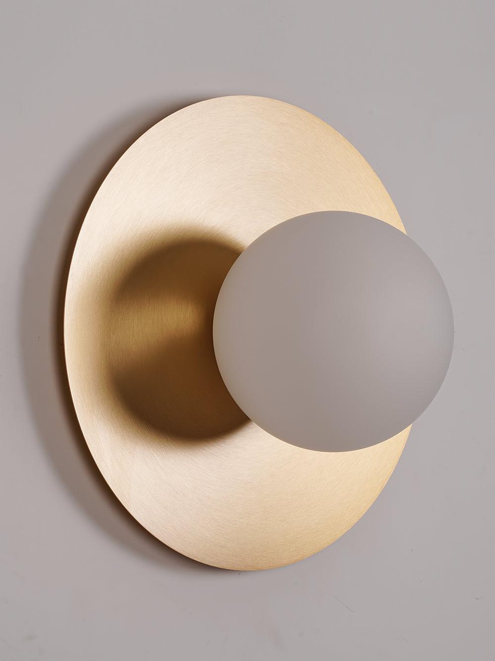 Elem zeitgenössische minimalistische runde Kunst-Wandleuchte aus Messing und Glas