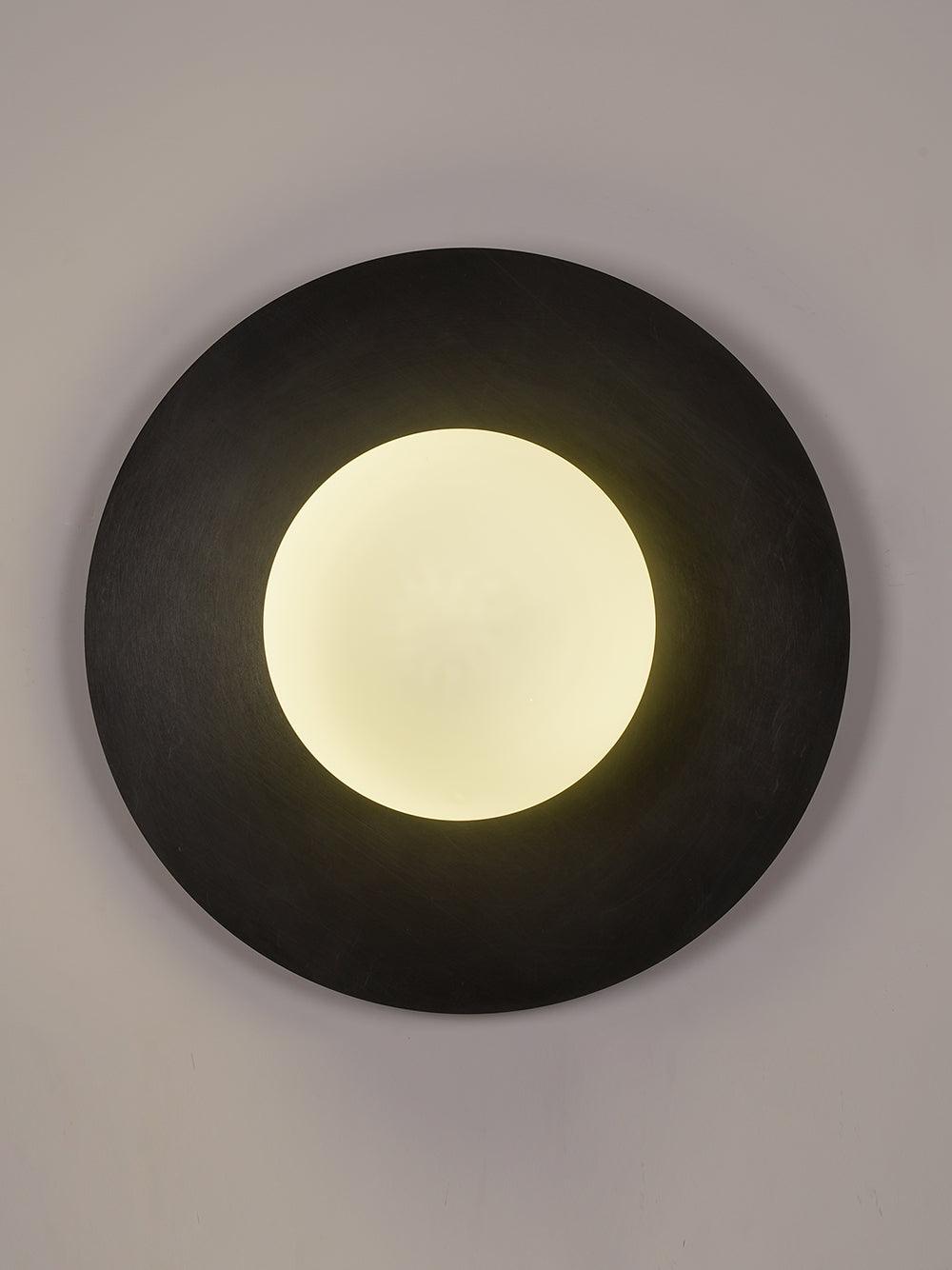 Elem zeitgenössische minimalistische runde Kunst-Wandleuchte aus Messing und Glas