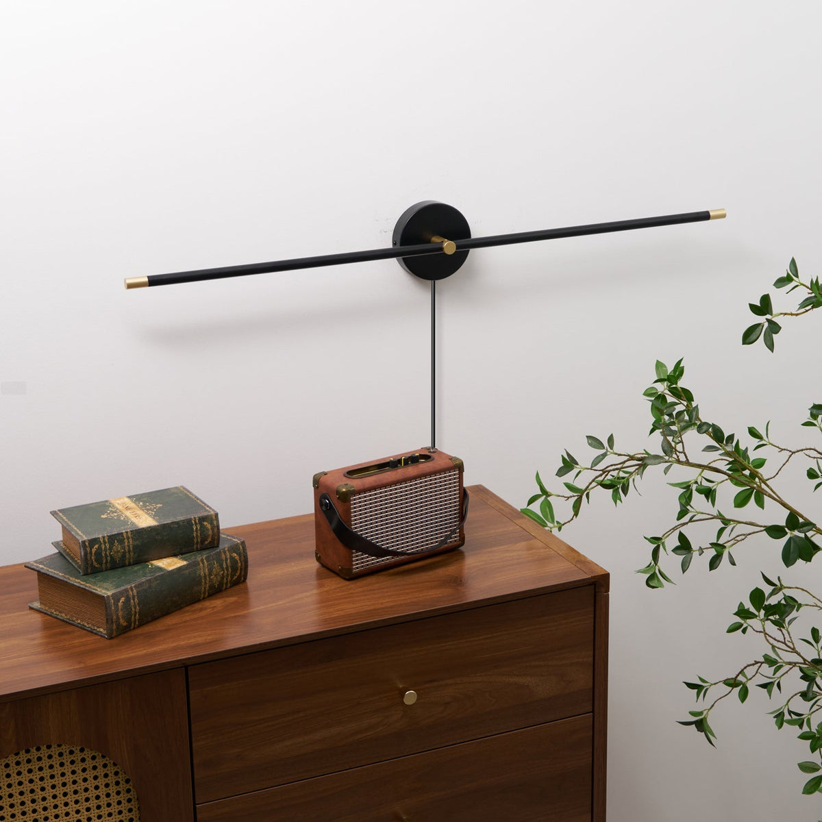 Minimalistische zeitgenössische lineare LED-Wandleuchte mit Stecker