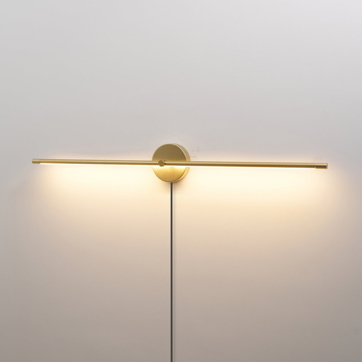 Minimalistische zeitgenössische lineare LED-Wandleuchte mit Stecker