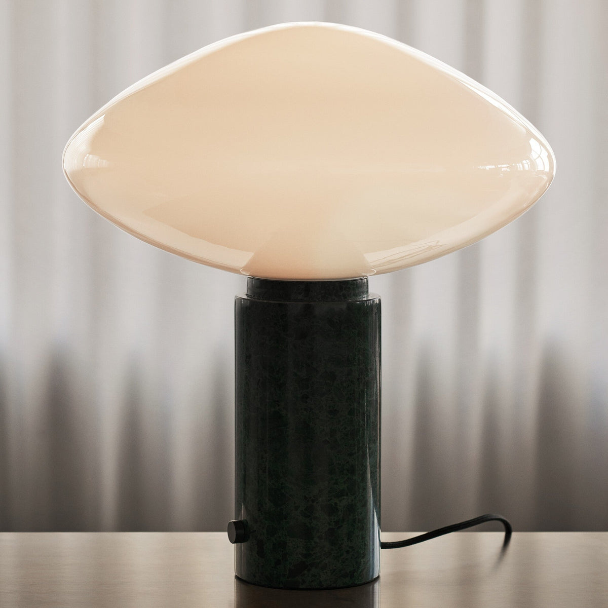 Lioralira Tischleuchte mit Glas-Lampenschirm und grünem Marmorbasis