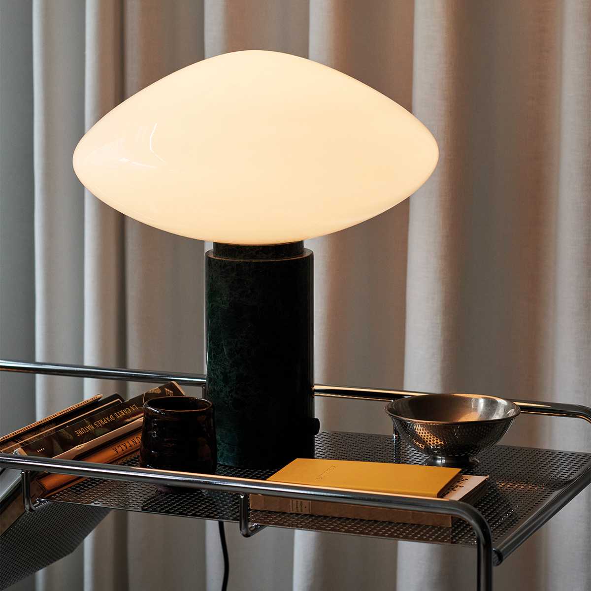 Lioralira Tischleuchte mit Glas-Lampenschirm und grünem Marmorbasis