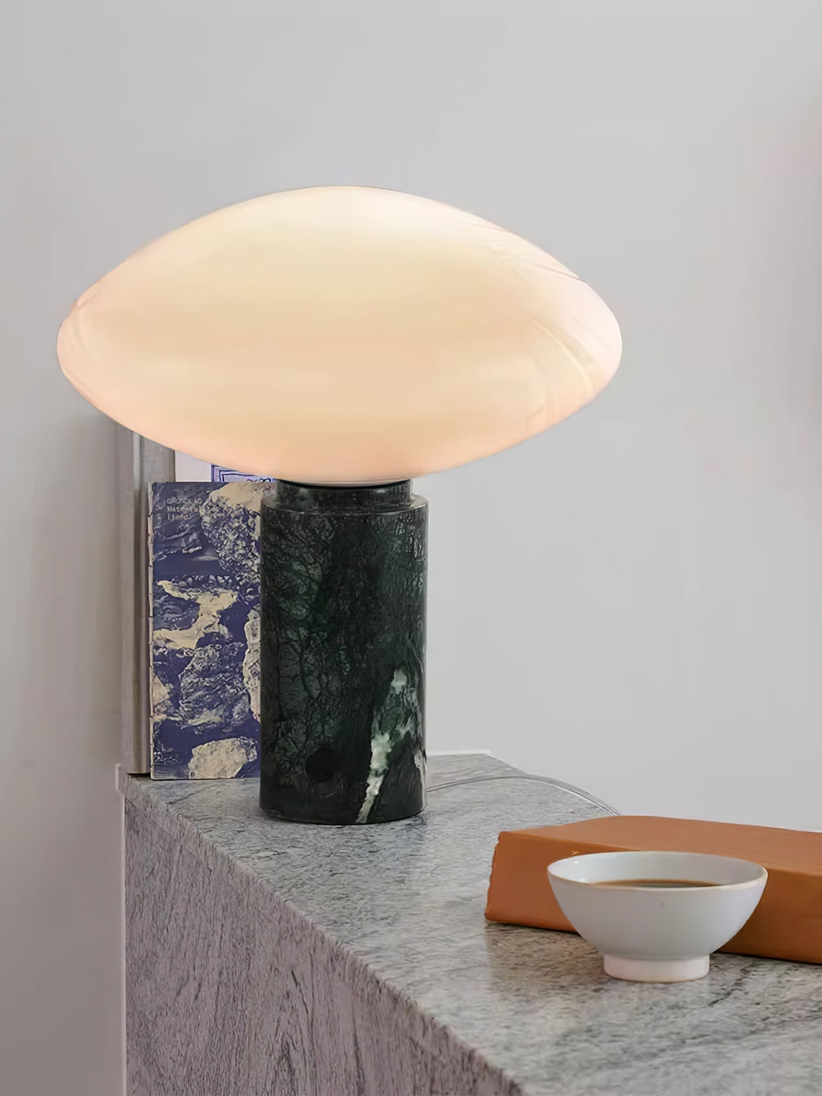 Lioralira Tischleuchte mit Glas-Lampenschirm und grünem Marmorbasis