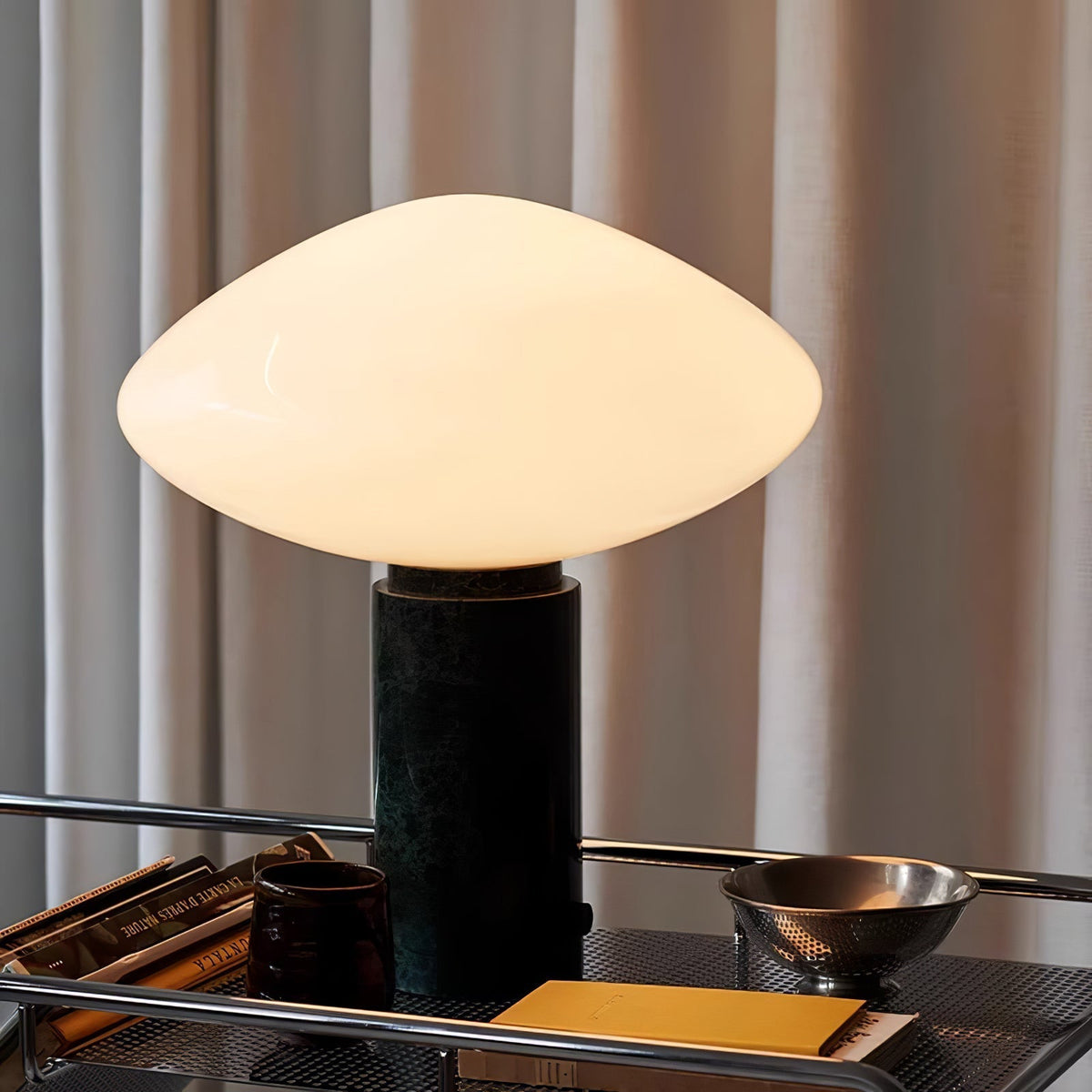 Lioralira Tischleuchte mit Glas-Lampenschirm und grünem Marmorbasis
