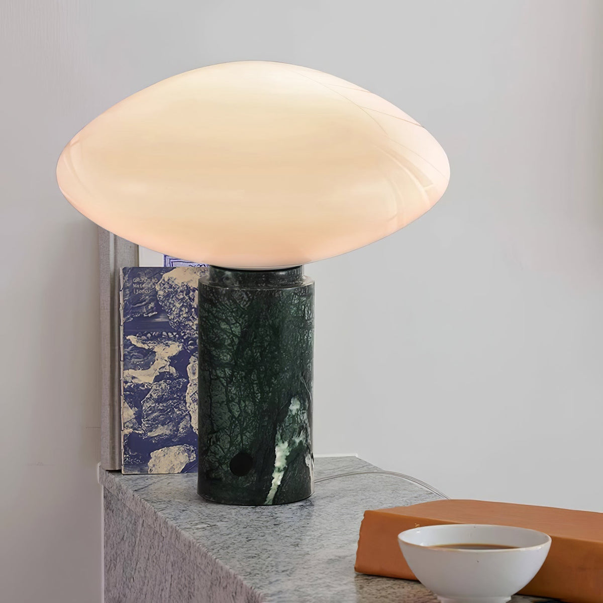 Lioralira Tischleuchte mit Glas-Lampenschirm und grünem Marmorbasis