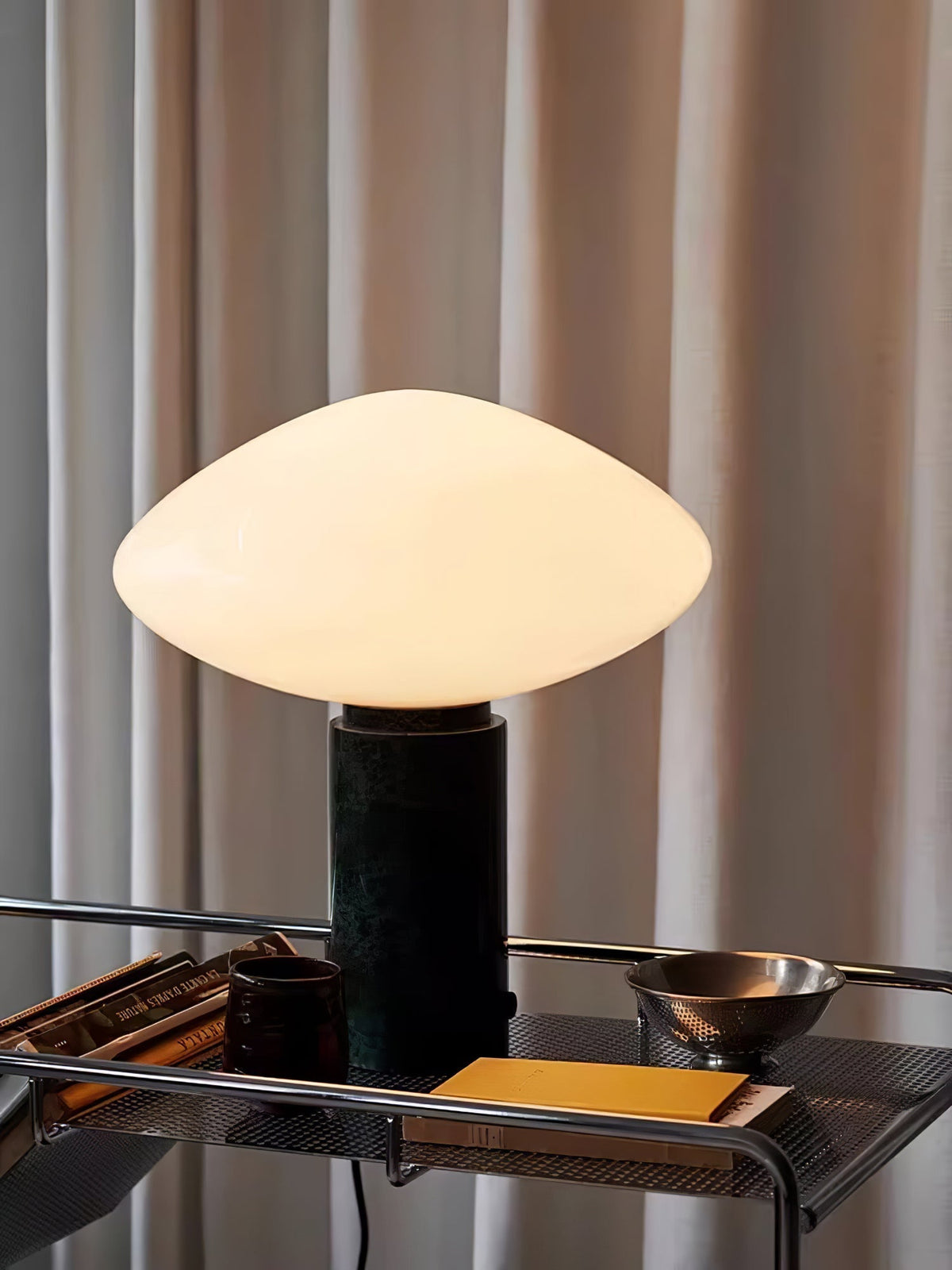 Lioralira Tischleuchte mit Glas-Lampenschirm und grünem Marmorbasis