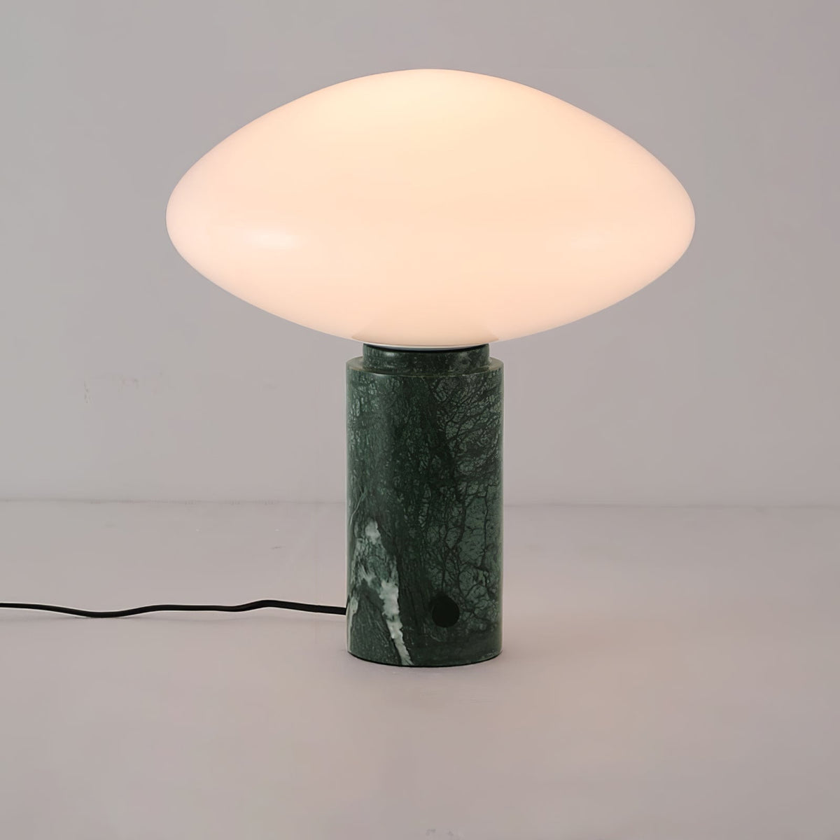 Lioralira Tischleuchte mit Glas-Lampenschirm und grünem Marmorbasis