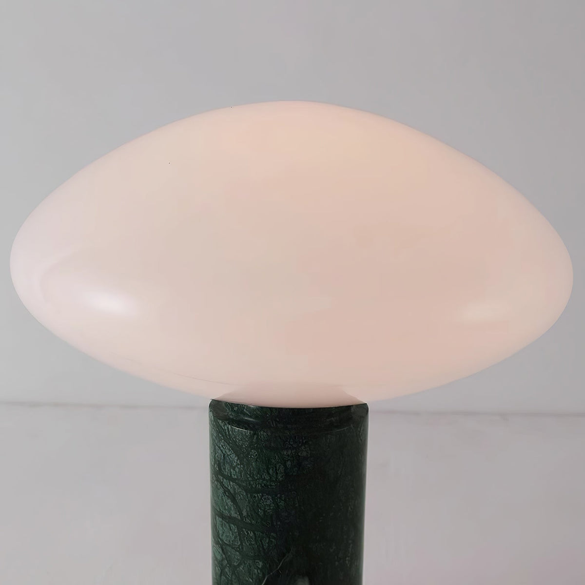Lioralira Tischleuchte mit Glas-Lampenschirm und grünem Marmorbasis