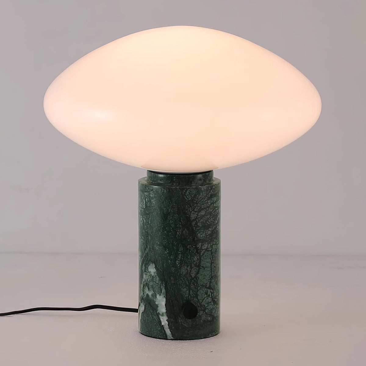 Lioralira Tischleuchte mit Glas-Lampenschirm und grünem Marmorbasis