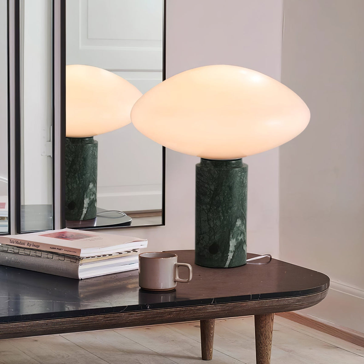 Lioralira Tischleuchte mit Glas-Lampenschirm und grünem Marmorbasis