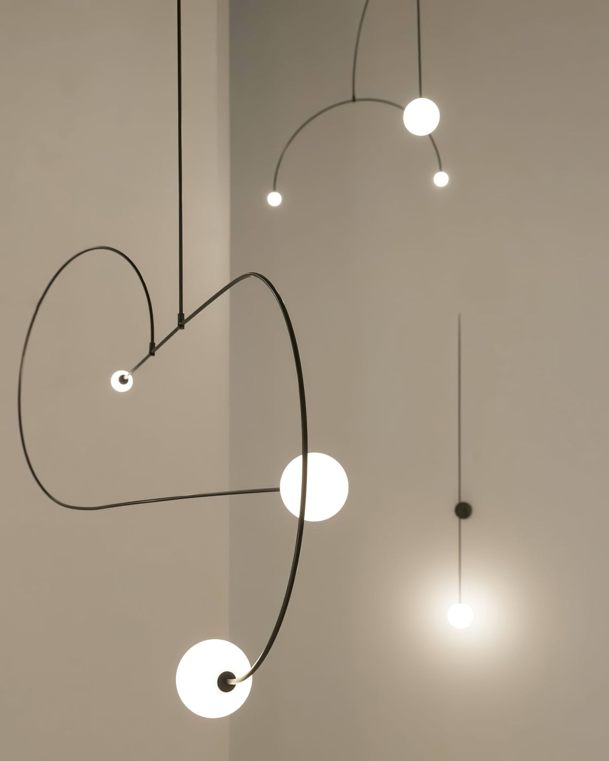 Veluelle zeitgenössische minimalistische mobile Pendelleuchte aus Glas Wandleuchte