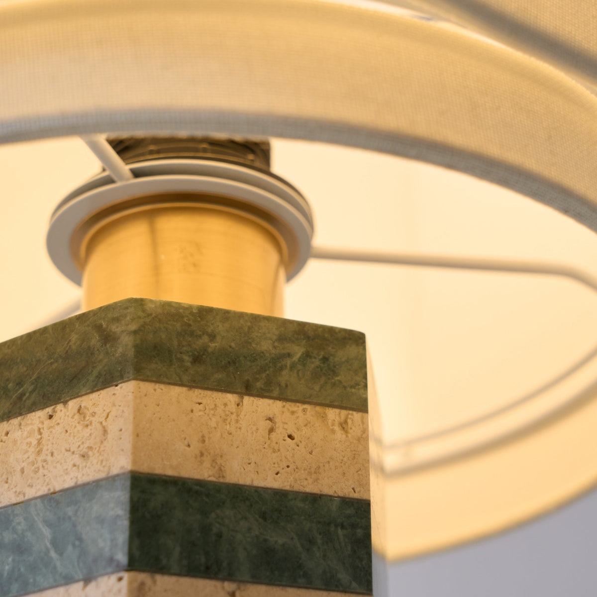 Stripes Tischleuchte aus Stoff