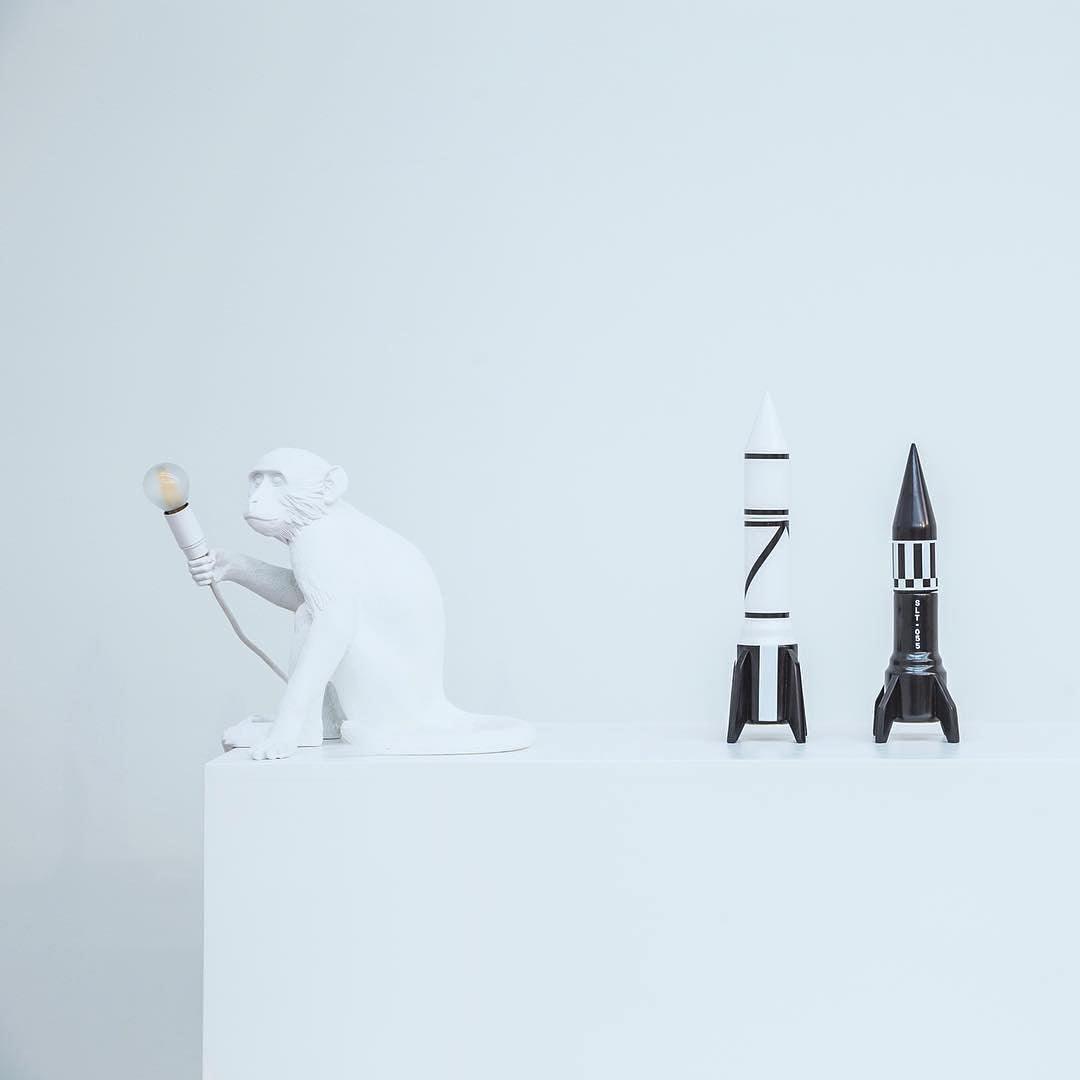 Nirielia Kunstharz-Tischleuchte in whimsischer Form