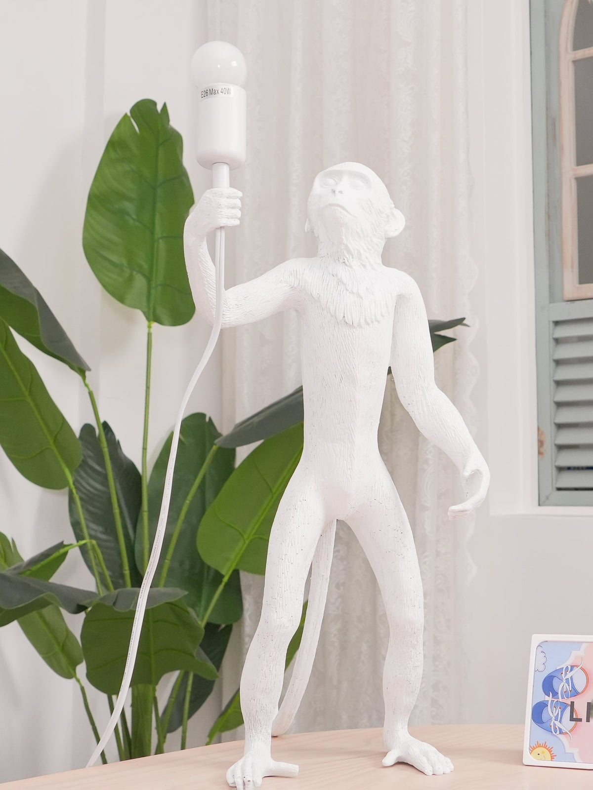 Nirielia Kunstharz-Tischleuchte in whimsischer Form