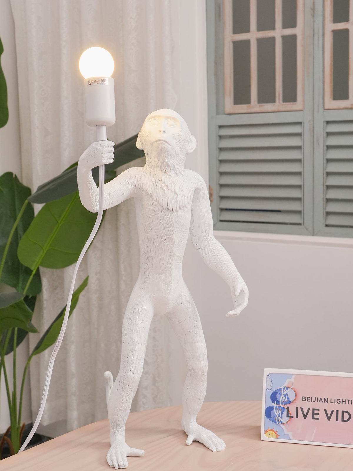 Nirielia Kunstharz-Tischleuchte in whimsischer Form