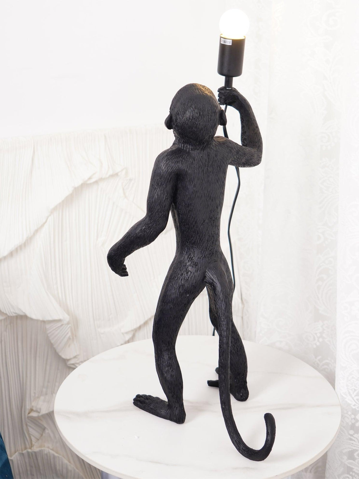 Nirielia Kunstharz-Tischleuchte in whimsischer Form