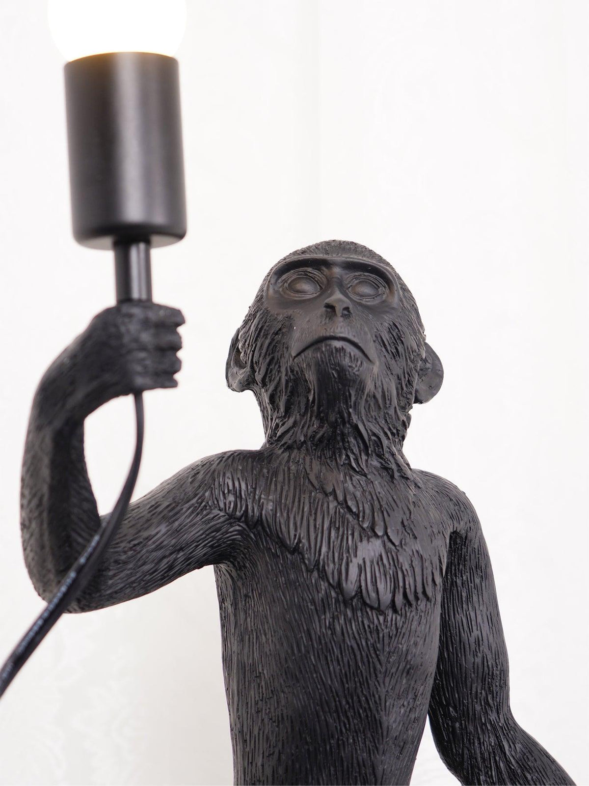 Nirielia Kunstharz-Tischleuchte in whimsischer Form