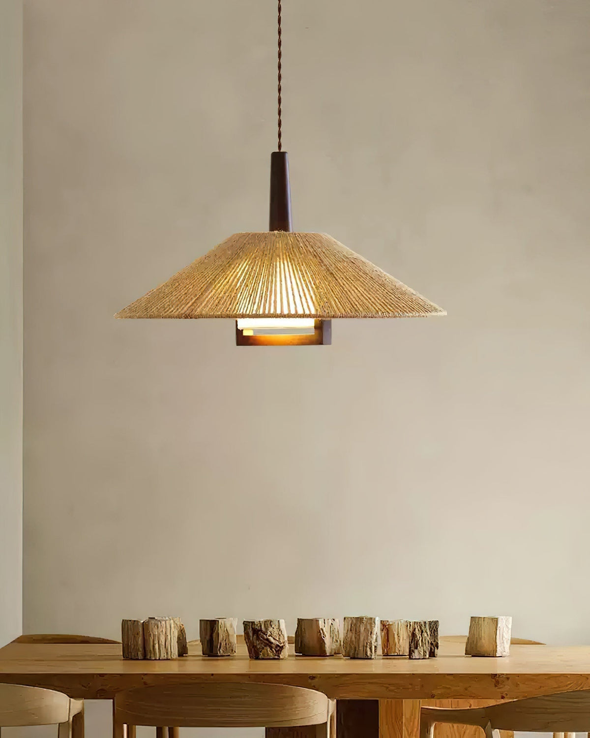 Fidoya Pendelleuchte aus geflochtenem Rattan in Kegelform