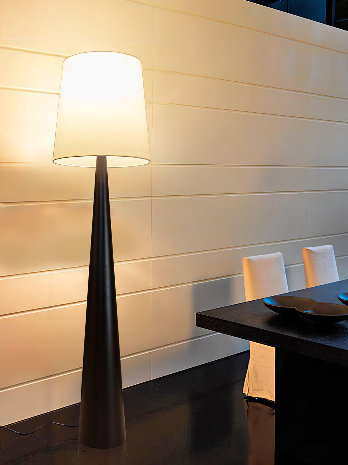 Linania Stehleuchte aus Stoff im minimalistischen Stil